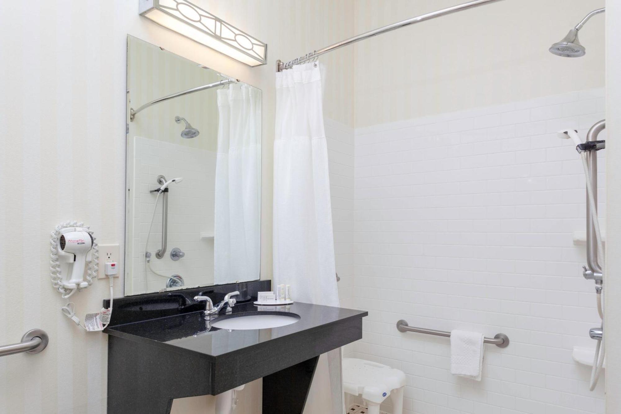 Fairfield Inn And Suites By Marriott Seymour Bagian luar foto